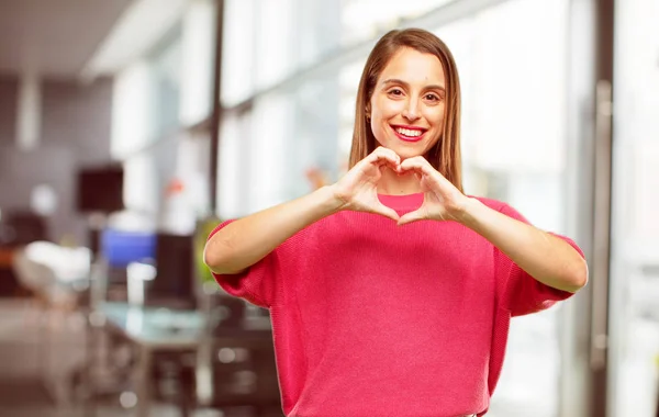 Mujer Joven Cuerpo Completo Sonriendo Luciendo Feliz Enamorado Haciendo Forma —  Fotos de Stock