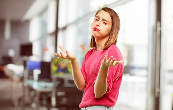 Giovane Donna Corpo Pieno Guardando Stressato Frustrato Guardando Verso Alto — Foto Stock