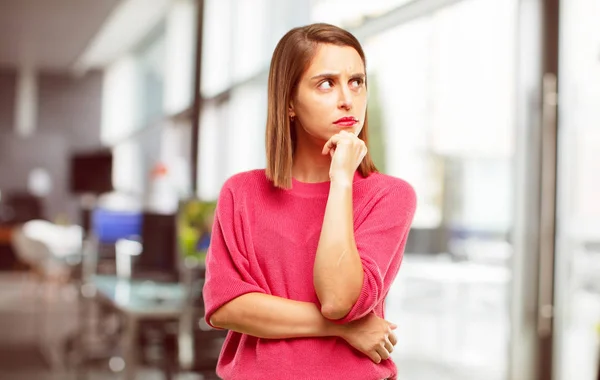 Volledige Lichaam Van Jonge Vrouw Met Een Verward Doordachte Look — Stockfoto