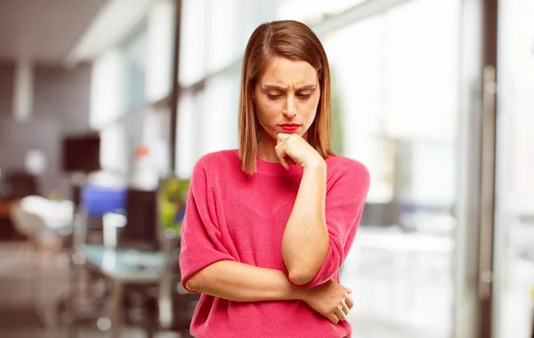 Volledige Lichaam Van Jonge Vrouw Met Een Verward Doordachte Look — Stockfoto