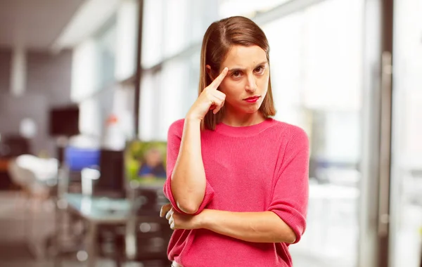 Giovane Donna Corpo Pieno Concentrarsi Idea Con Uno Sguardo Serio — Foto Stock