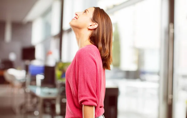 Young Woman Full Body Smiling Looking Sideways Sky Spot Publicist — Stock Photo, Image
