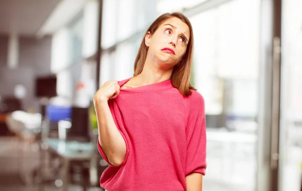 Mujer Joven Cuerpo Completo Con Gesto Estresado Sudoración Tirón Camisa — Foto de Stock