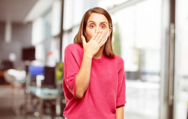 Volledige Lichaam Van Jonge Vrouw Die Betrekking Hebben Mond Met — Stockfoto