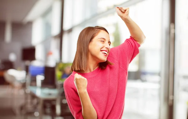 Mujer Joven Cuerpo Completo Sonriendo Bailando Con Música Disco Divertida —  Fotos de Stock