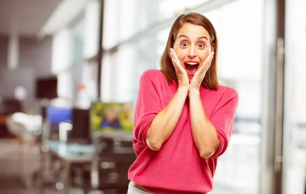 Mujer Joven Cuerpo Completo Con Una Feliz Expresión Sorprendida Ojos — Foto de Stock