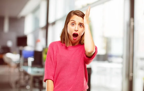 Giovane Donna Corpo Pieno Felicemente Realizzando Qualche Buona Sorprendente Notizia — Foto Stock