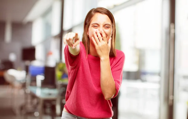 Молода Жінка Повне Тіло Сміючись Над Чимось Веселим Вказуючи Тримаючи — стокове фото