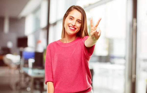 Mujer Joven Cuerpo Completo Con Una Expresión Orgullosa Feliz Confiada — Foto de Stock