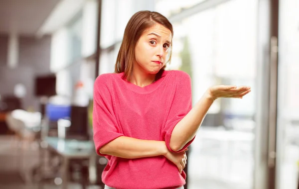 Volledige Lichaam Van Jonge Vrouw Met Een Spottende Verward Look — Stockfoto