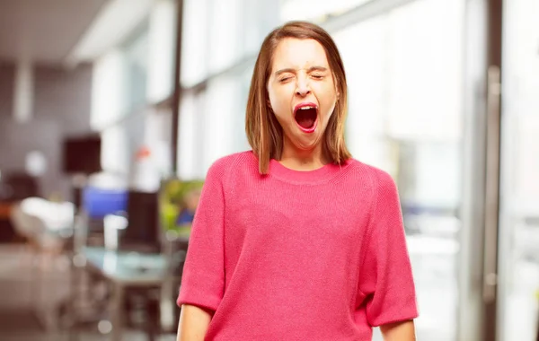 Mujer Joven Cuerpo Completo Mirando Poco Entusiasta Aburrido Escuchando Algo — Foto de Stock