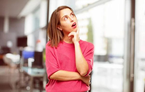 Volledige Lichaam Van Jonge Vrouw Met Een Blik Goofy Dom — Stockfoto