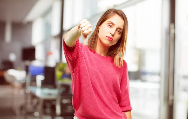 Young Woman Full Body Dissenting Serious Stern Expression Thumbs Disapproval — Stock Photo, Image