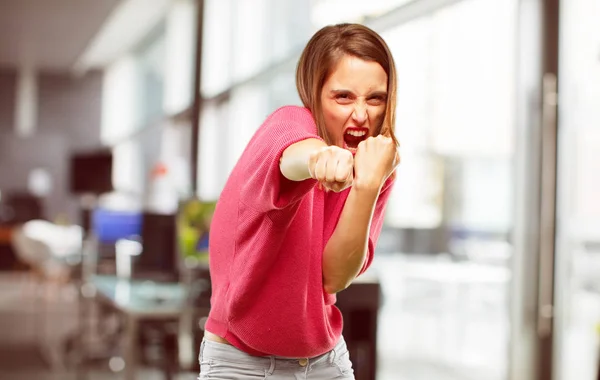 Jovem Mulher Corpo Inteiro Com Uma Pose Irritada Agressiva Ameaçadora — Fotografia de Stock