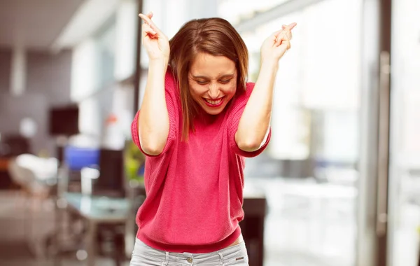 Giovane Donna Corpo Pieno Sorridendo Mischeviously Mentre Imprecando Una Promessa — Foto Stock