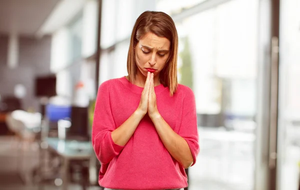 Mujer Joven Cuerpo Completo Orando Una Manera Santa Rogando Por —  Fotos de Stock