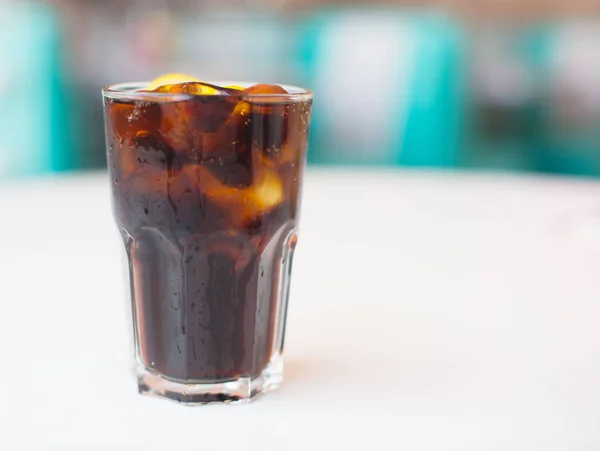Verse Cola Drinken Een Witte Tafel Een Restaurant Amerikaanse Diner — Stockfoto