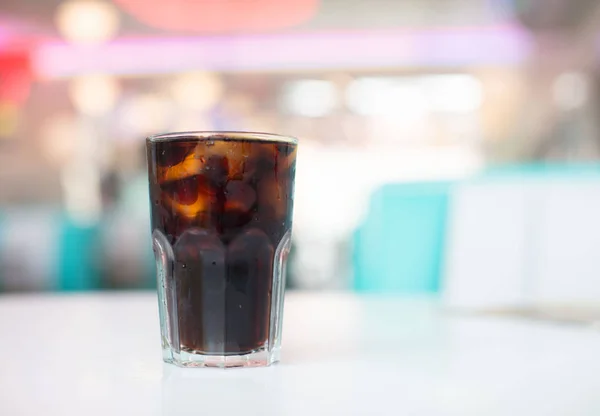 Pić Świeży Cola Stół Biały Restauracji Kolacji American — Zdjęcie stockowe