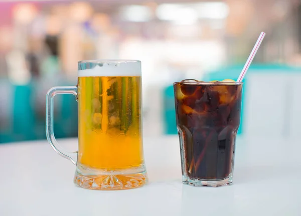 Uma Caneca Cerveja Uma Bebida Cola Numa Mesa Branca Num — Fotografia de Stock