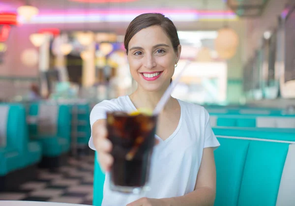 Mooie Jongedame Gelukkig Tevreden Een Cola Drinken Een Amerikaanse Diner — Stockfoto