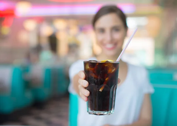 Młoda Ładna Kobieta Szczęśliwi Zadowoleni Picie Cola Restauracji Obiad Amerykański — Zdjęcie stockowe