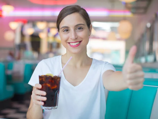 Mooie Jongedame Gelukkig Tevreden Een Cola Drinken Een Amerikaanse Diner — Stockfoto