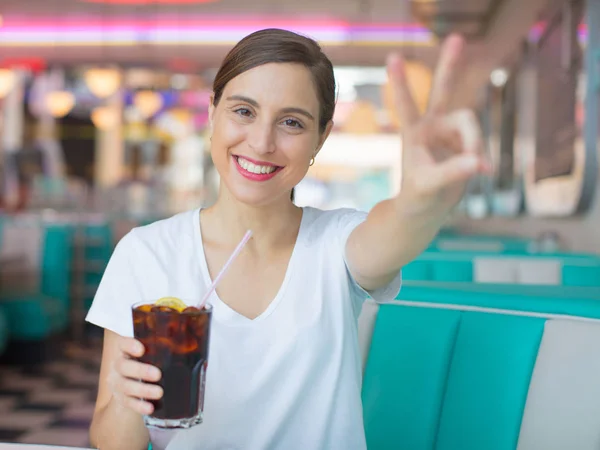 Молодая Красивая Женщина Счастлива Довольна Выпив Колу Американском Ресторане — стоковое фото