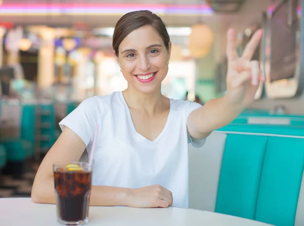 Mooie Jongedame Gelukkig Tevreden Een Cola Drinken Een Amerikaanse Diner — Stockfoto