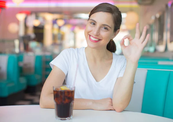 Mooie Jongedame Gelukkig Tevreden Een Cola Drinken Een Amerikaanse Diner — Stockfoto