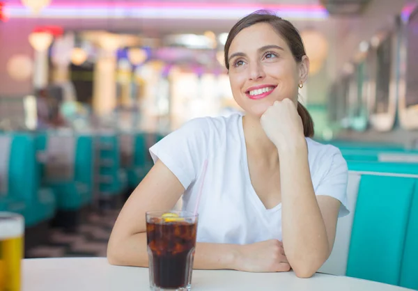 Mooie Jongedame Gelukkig Tevreden Een Cola Drinken Een Amerikaanse Diner — Stockfoto