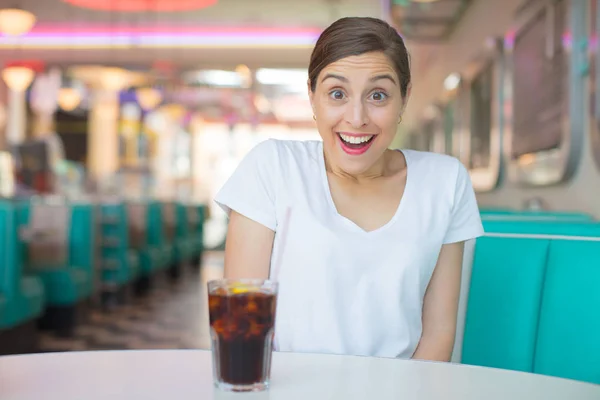 Młoda Ładna Kobieta Szczęśliwi Zadowoleni Picie Cola Restauracji Obiad Amerykański — Zdjęcie stockowe