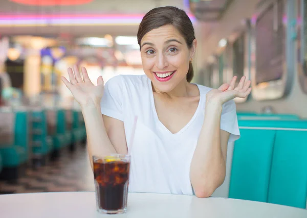 Młoda Ładna Kobieta Szczęśliwi Zadowoleni Picie Cola Restauracji Obiad Amerykański — Zdjęcie stockowe