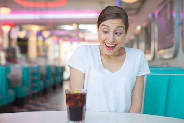 Młoda Ładna Kobieta Szczęśliwi Zadowoleni Picie Cola Restauracji Obiad Amerykański — Zdjęcie stockowe