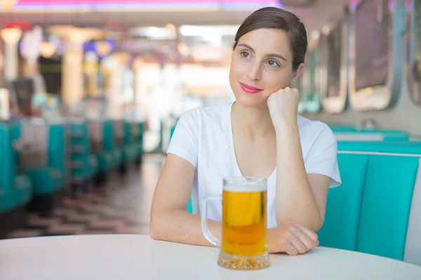 Ung Vacker Kvinna Dricka Pint Amerikansk Restaurang — Stockfoto