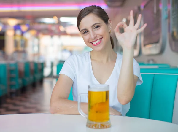 Jovem Bonita Mulher Bebendo Uma Caneca Cerveja Restaurante Americano Jantar — Fotografia de Stock