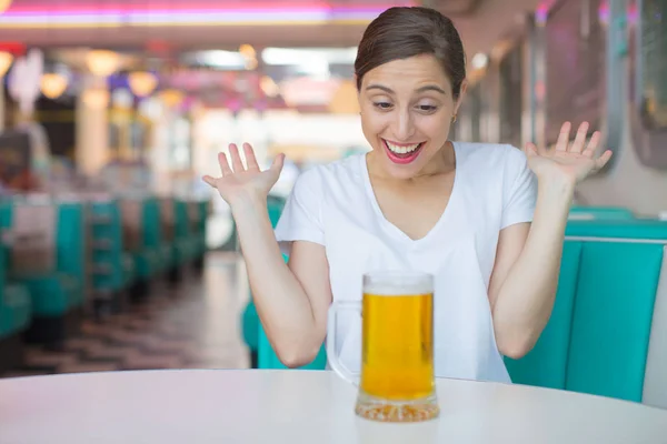 Jovem Bonita Mulher Bebendo Uma Caneca Cerveja Restaurante Americano Jantar — Fotografia de Stock