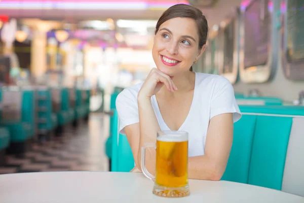 Young Pretty Woman Drinking Pint Beer American Dinner Restaurant — Stock Photo, Image