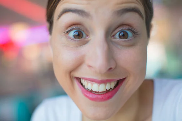 Jovem Mulher Bonita Surpreso Feliz Restaurante Americano Jantar — Fotografia de Stock