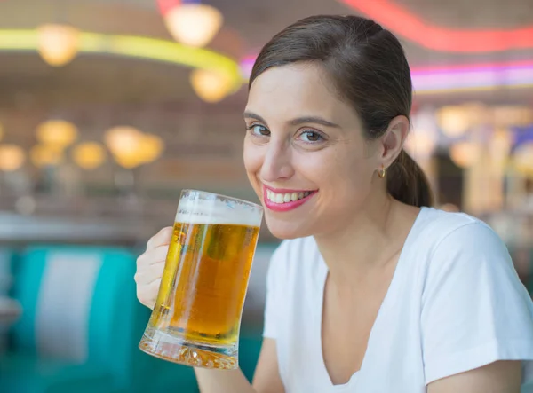 Jovem Bonita Mulher Bebendo Uma Caneca Cerveja Restaurante Americano Jantar — Fotografia de Stock