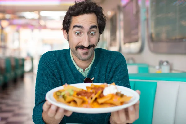 Ung Cool Man Med Nachos Amerikansk Restaurang — Stockfoto