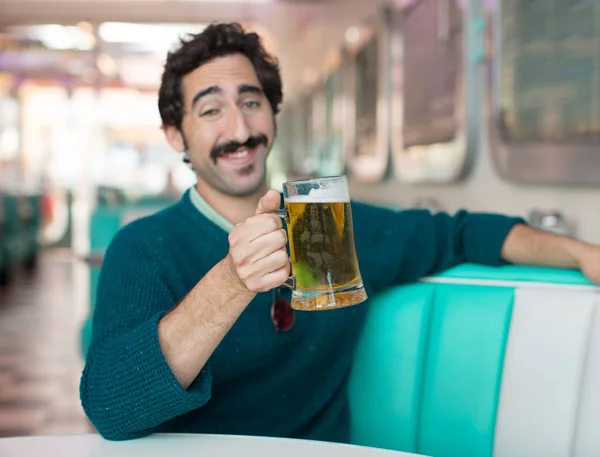 Jovem Legal Homem Bebendo Uma Caneca Cerveja Americano Jantar Restaurante — Fotografia de Stock