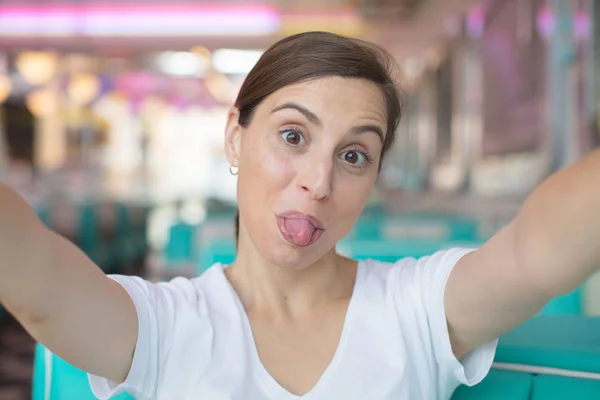 Young Pretty Woman Taking Selfie American Dinner Restaurant — Stock Photo, Image