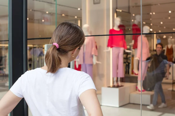 Giovane Bella Donna Felice Soddisfatto Shopping Abiti Centro Commerciale — Foto Stock