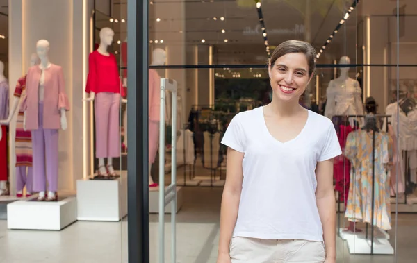 Giovane Bella Donna Felice Soddisfatto Shopping Abiti Centro Commerciale — Foto Stock