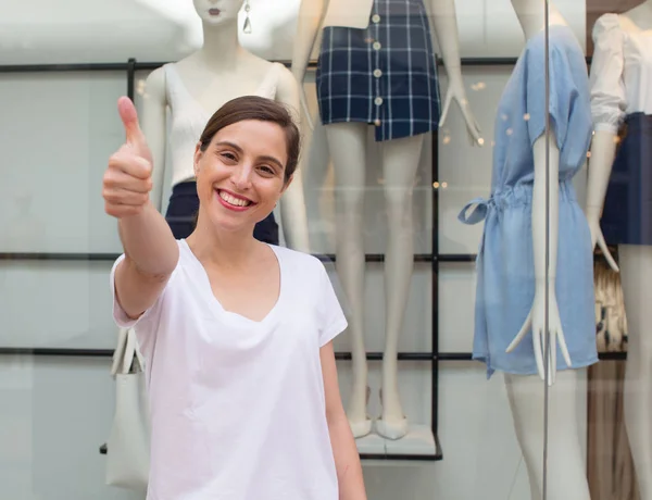 Jovem Mulher Bonita Feliz Satisfeito Compras Escolhe Centro Comercial — Fotografia de Stock