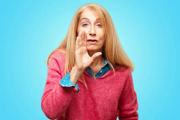 Prachtige Volwassen Blonde Vrouw Voorovergebogen Fluisteren Van Een Geheim Met — Stockfoto