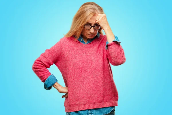 Prachtige Volwassen Blonde Vrouw Met Een Verward Doordachte Look Zijwaarts — Stockfoto