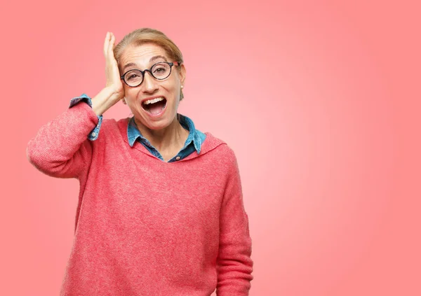 Mooie Senior Vrouw Die Gelukkig Realiseren Van Sommige Goed Verrassend — Stockfoto