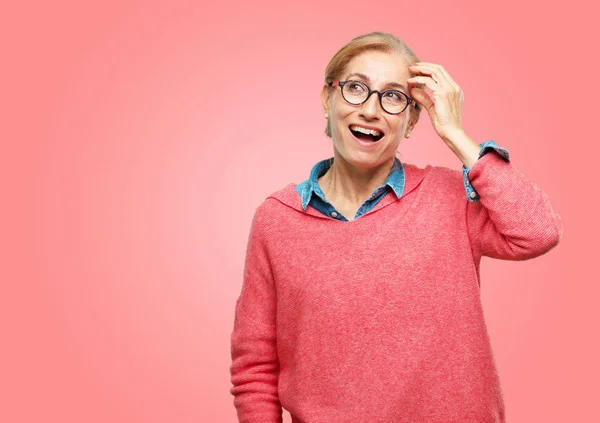 Mulher Sênior Bonita Feliz Perceber Algumas Boas Surpreendentes Notícias Ter — Fotografia de Stock