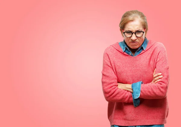 Vacker Äldre Kvinna Ser Arga Missnöjd Och Frustrerad Gestikulerande Ursinnigt — Stockfoto